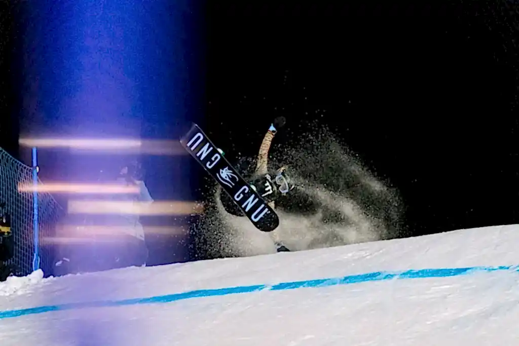 Eileen Gu snowboarding