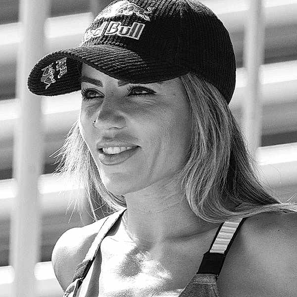 Leticia Bufoni headshot